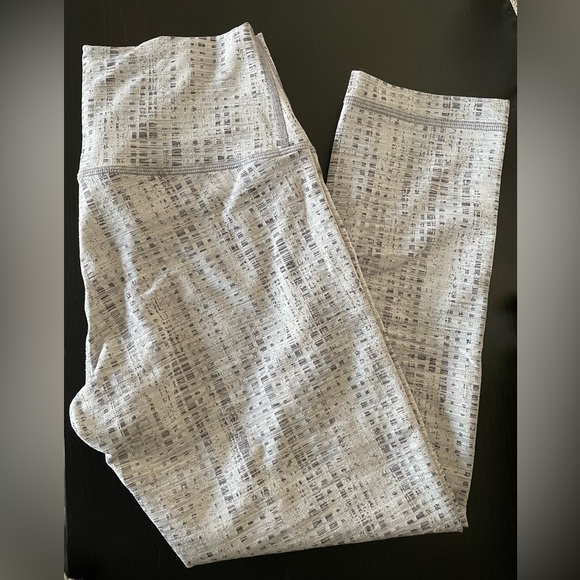 Lululemon cropped leggings in grey pattern, size 6 - Picture 6 of 7